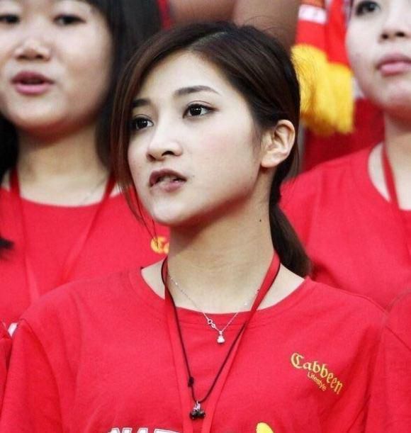 在被窝里睐了几分钟，黎漾猛地掀开被子起床，只觉得浑身精力充沛，完全满血复活的节奏。